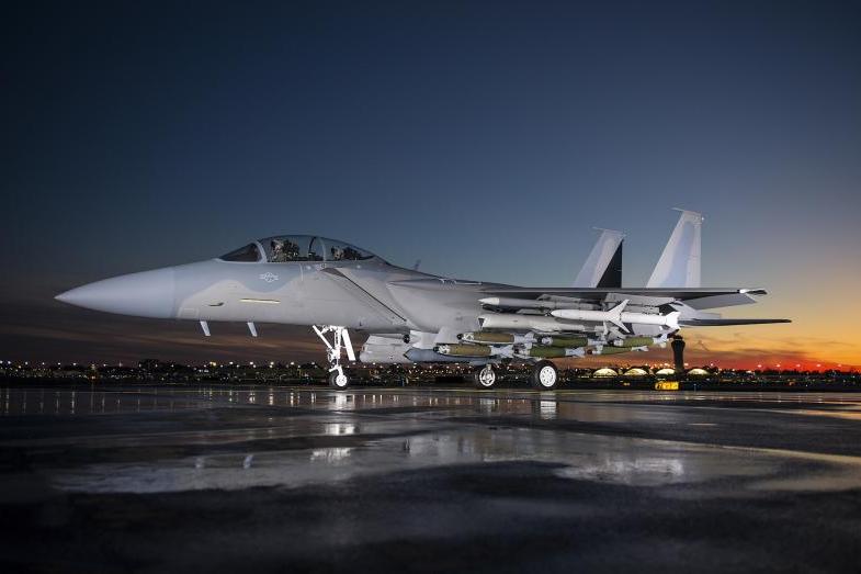 تنمو طائرة F-15 Advanced من خلال برنامج تحديث مجرب قتالياً بانخفاض نسبة مخاطرها وتعددية أدوارها