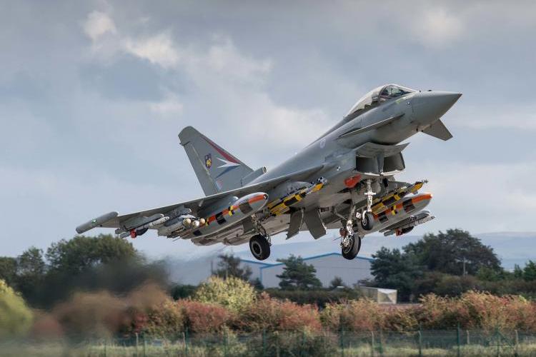 أكدت بعض الشركات المصنعة على غرار Eurofighter اشتمالها على قدرات الجيل الخامس من خلال تسويقها كمقاتلة من الجيل 4.5 + (وحتى ++ في بعض الحالات)