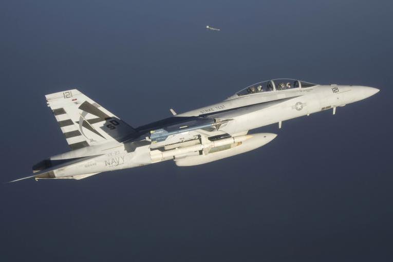 وضعت البحرية الأميركية وشركة Boeing مقاتلة F/A – 18 E/F SUPER HORNET في فئة مقاتلات « الجيل التالي» إلى جانب F-22 و F-35