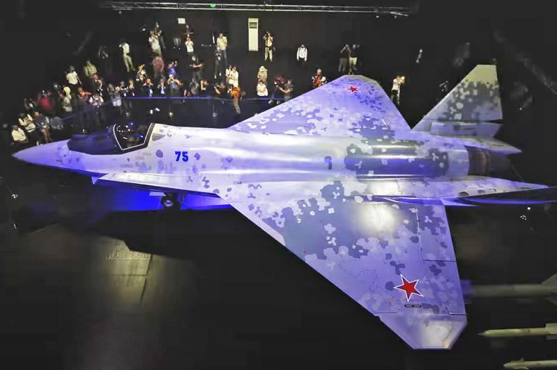 كشفت روسيا النقاب عن طراز اختباري أولي للطائرة التكتيكية الخفيفة SUKHOI Su-75 Checkmate الأحادية المحرك خلال فعاليات معرض 2021 MAKS Airshow،  وتوقعت أن تجري رحلتها الأولى في العام 2023. الصورة: Rosoboronexport