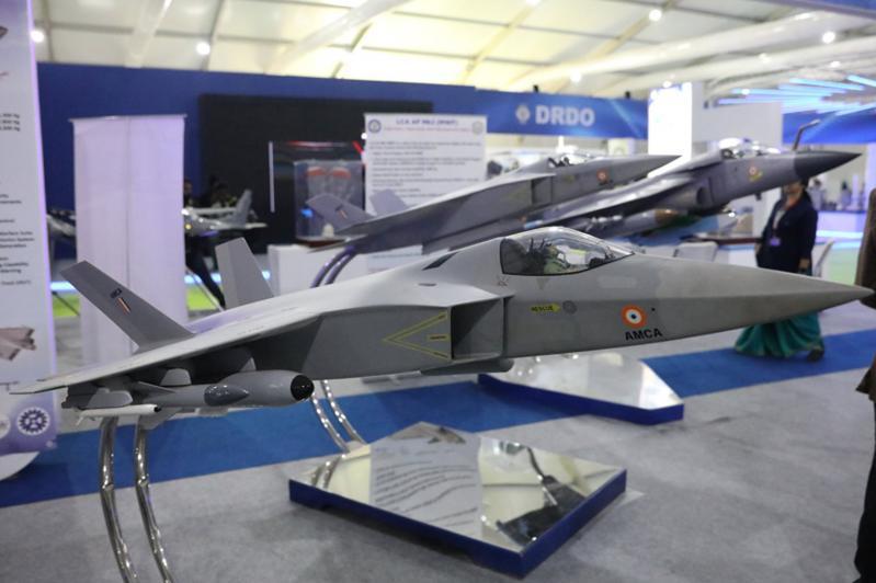 تعمل الهند، بشكل مستقل، على تطوير مقاتلة شبحية متعددة المهام من الجيل الخامس، ثنائية المحرك وذات قدرة عالية على المناورة تحت مسمى HAL Advanced Medium Combat Aircraft أو AMCA