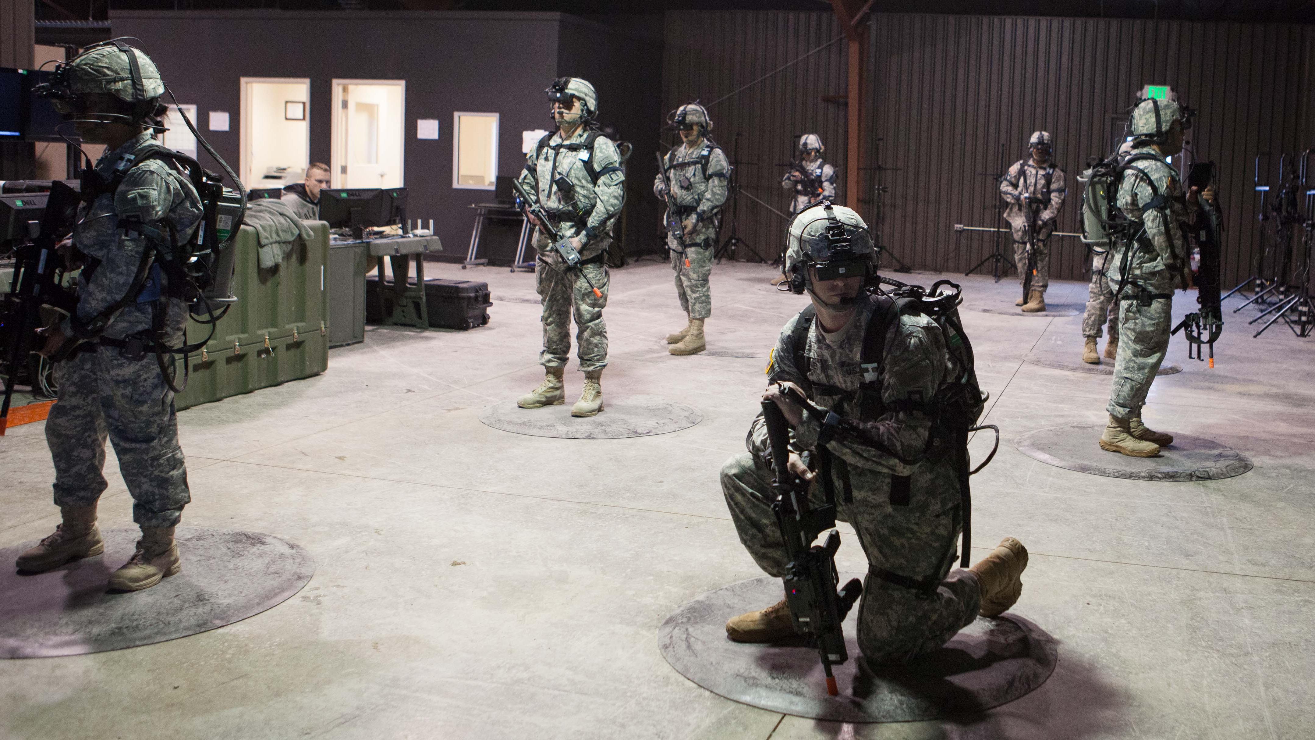 جنود أميركيون يقومون بالتدريب على الواقع الافتراضي 