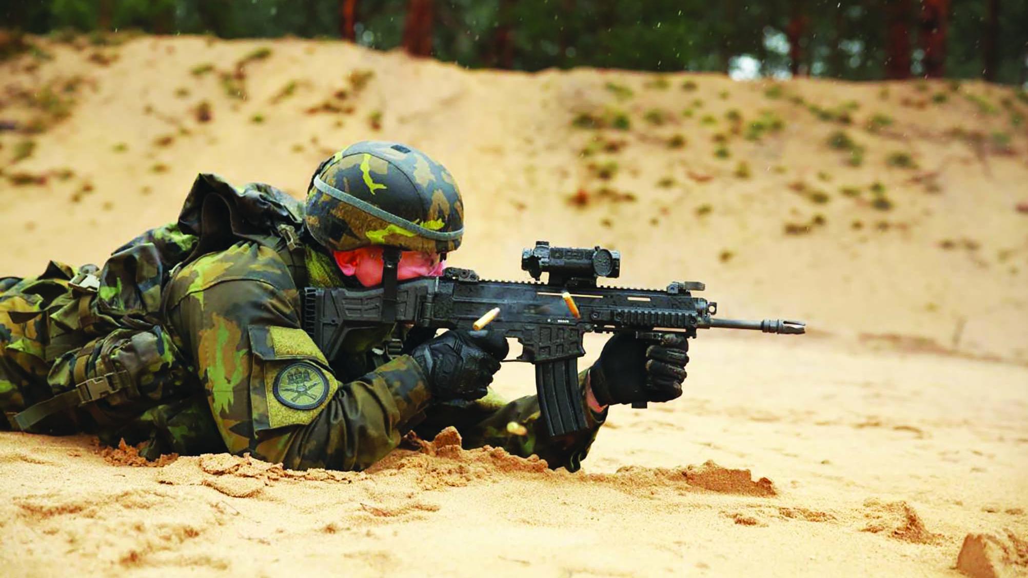 جندي تشيكي يستخدم البندقية الهجومية CZ BREN 2