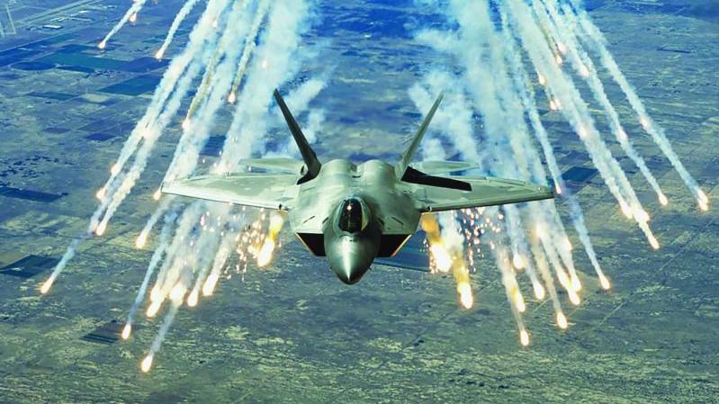 مقاتلة F-22 Raptor صنع Lockheed Martin تطلق سيلاً من الشُّهُب الحرارية