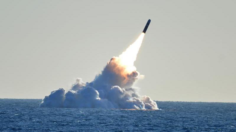 لا يزال «الصاروخ الجوّال المُطلَق من البحر» Tomahawk SLCM صنع شركة   Raytheon قيد الخدمة على متن سفن وغوّاصات البحرية الأميركية