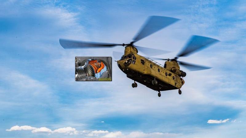 طوافة CH-47 Chinook صنع Boeing ويبدو في الإطار محرك T55-GA-714A صنع Honeywell