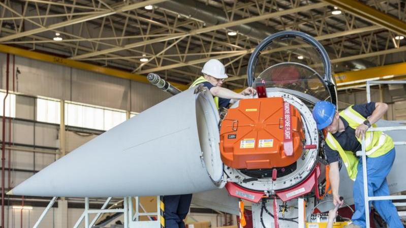 ترأس شركة Leonardo «ائتلاف يوروفايتر» Eurofighter Consortium، الذي يضم   Airbus Defence & Space وIndra وينتج رادار Captor-E، المعتمد لمقاتلات   Eurofighter Typhoon