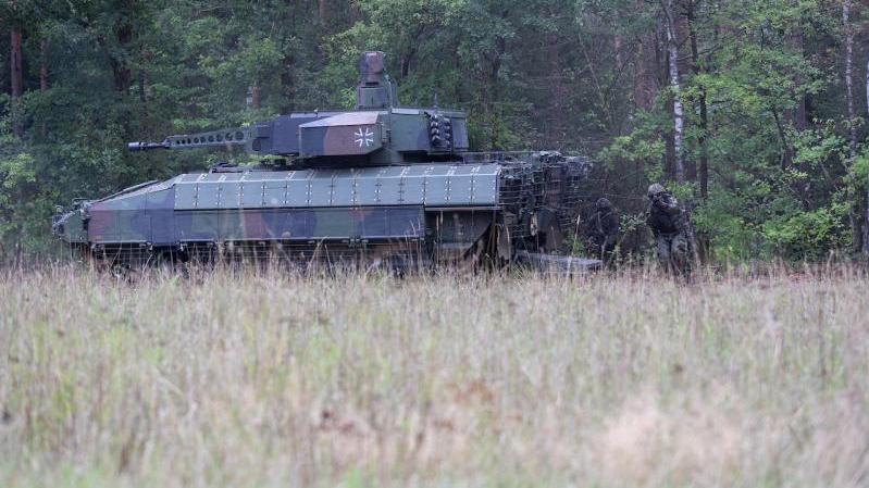 يتألف نظام Panzergrendadier من طراز مطور من عربة قتال المشاة PUMA صنع PSM GmbH، وهي مشروع مشترك  يجمع بين شركتي Rheinmetall و KMW، والطراز 3202 FTJV من جندي المستقبل – النظام الموسع IdZ-ES