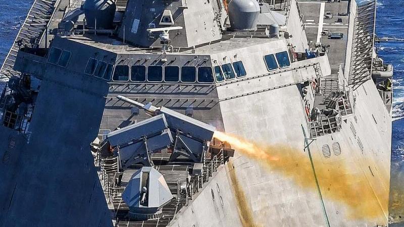 «الصاروخ الضارب البحري»Naval Strike Missile (NSM) بعيد إطلاقه من سفينة القتال الساحلية LCS 10. الصورة: Kongsberg