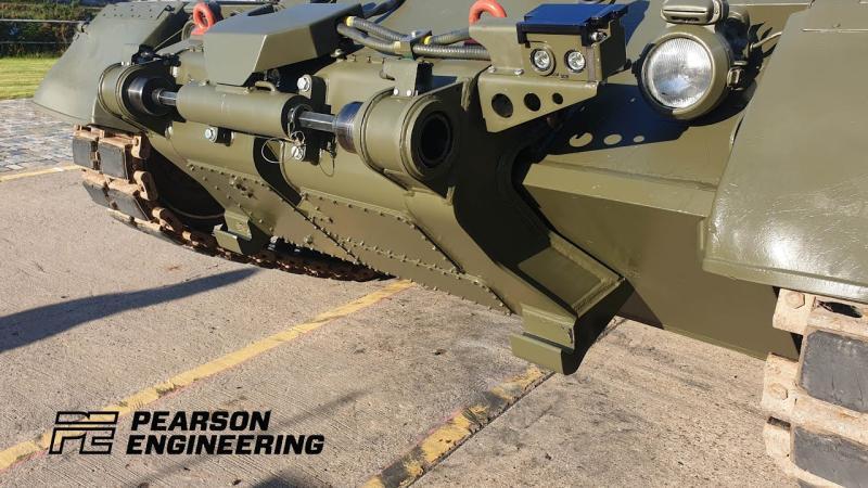 ﻿يمكّن نظام Slice دبابات القتال الرئيسية وغيرها من العربات المدرعة من ملاءمة، وتشغيل وإزالة مجموعة واسعة من المعدات الأمامية على نحو سريع على غرار محارث الألغام وشفرات الجرار. الصورة: Pearson Engineering