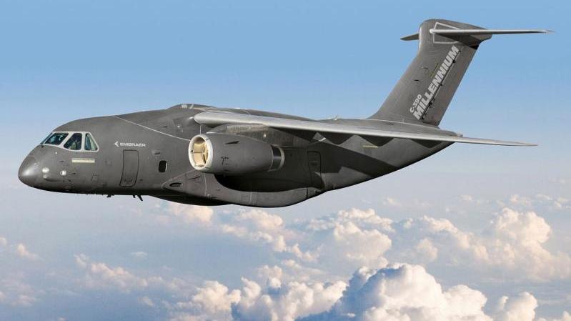 تتميز طائرات C-390 Millennium بسرعة طيران ووزن حمولة تفوقان قدرة أية طائرة نقل عسكرية أخرى في فئتها، كما تتميز بقدرتها على العمل في مدارج غير مرصوفة ما يجعلها توفر قدرات تكتيكية ذات مدى استراتيجي.