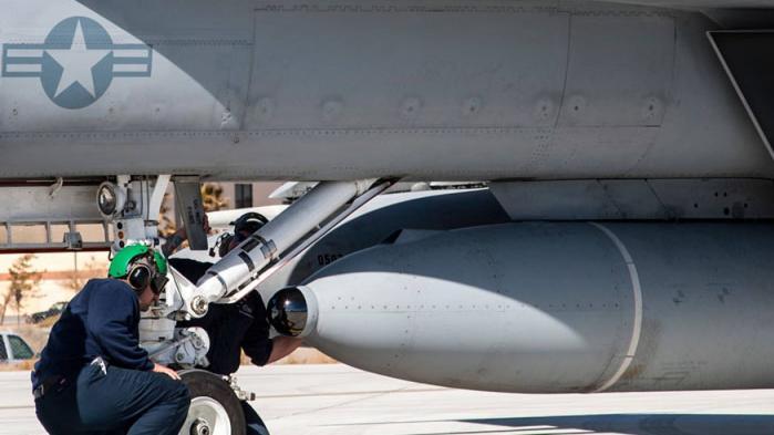 طائرة Boeing F/A-18F Super Hornet مزودة بجهاز استشعار للبحث والتعقب بالأشعة تحت الحمراء IRST