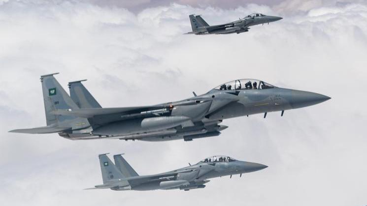  حصلت شركة بوينغ على عقد بقيمة تصل إلى 9.8 مليارات دولار لأعمال التحديث والدعم لأسطول طائرات F-15 السعودية. ومن المتوقع أن يتم الانتهاء من عقد المبيعات العسكرية الأجنبية بحلول العام 2025