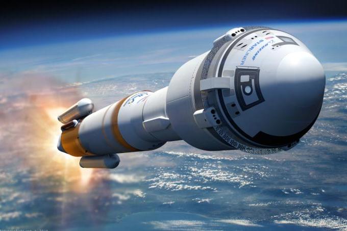 صممت Boeing مركبة Starliner الفضائية بحيث تكون متوافقة مع مجموعة متنوعة من الصواريخ الحاملة. وتم اختيار صاروخ «أطلس 5» التابع لـِ «ائتلاف الإطلاق المتحد» ULA لإطلاق رحلات الاختبارات الأولية
