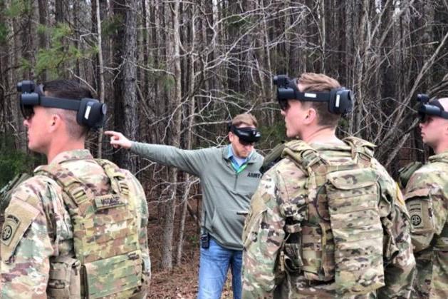 بالنسبة إلى الجنود الراجلين، تهدف برامج مثل «نظام التعزيز الافتراضي المُدمج» IVAS لدى الجيش الأميركي إلى توفيرَ فَهْم محسّن للمحيط الميداني في القتال
