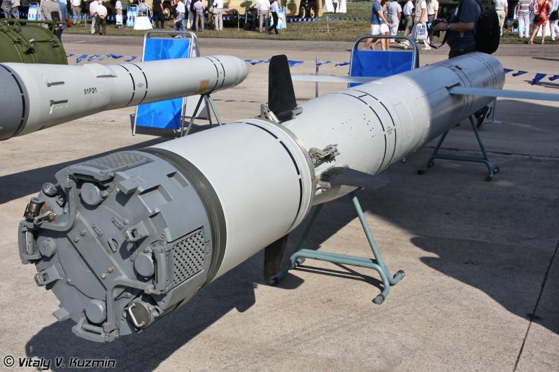 الصاروخ الجوّال للهجوم البرّي 3M-14، المطوَّر ضمن عائلة KALIBR أيضاً من أنظمة الأسلحة المضادة للسفن وللهجوم البرّي والمضادة للغوّاصات المُطلَقة من سفن السطح والغوّاصات. الصورة: Rosoboronexport