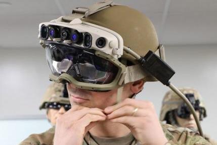 استحوذَ الجيش الأميركي في الآونة الأخيرة على أجهزة «مناظير ذكية للواقع المختلط المعزَّز المُثبَّت على الرأس» (Hololens AR) من شركة Microsoft