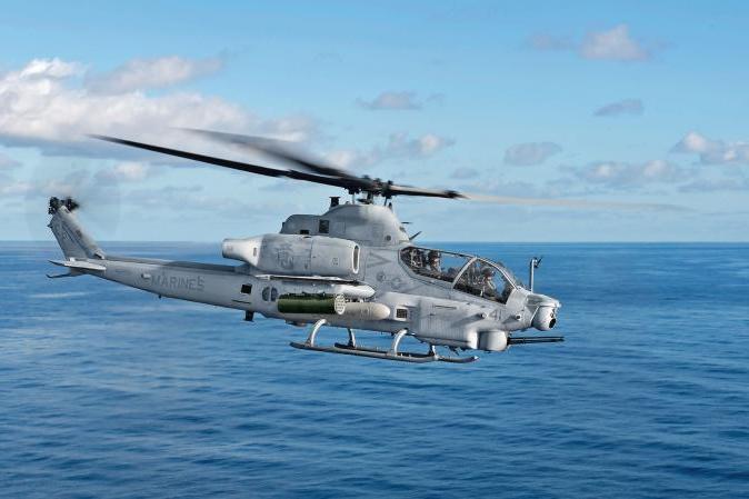 تُوفِّر طوّافات AH-1Z Viper (إلى اليمين) وUH-1Y Venom التوليفة الأكثر اقتداراً من الأنظمة المدمجة لتنفيذ عملياتٍ عسكرية بفعالية في مختلف أنحاء العالم، برّاً وبحراً
