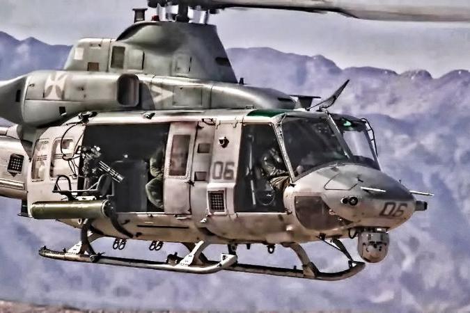 تُوفِّر طوّافات AH-1Z Viper (إلى اليمين) وUH-1Y Venom التوليفة الأكثر اقتداراً من الأنظمة المدمجة لتنفيذ عملياتٍ عسكرية بفعالية في مختلف أنحاء العالم، برّاً وبحراً