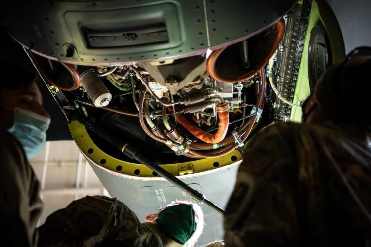 عناصر من القوّات الجوية الأميركية ضمن «سرب العمليات الخاصّة العشرين» يتعرّفون على التحسينات الجديدة التي خضعت لها المشافر الانسيابية في طائرة CV-22 Osprey