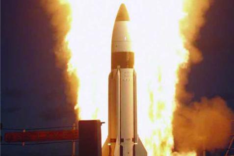 صاروخ SM-3 صنع Raytheon أثناء إطلاقه، هو مزوّد بعربة قتل مبيّتة في الرأس الباحث