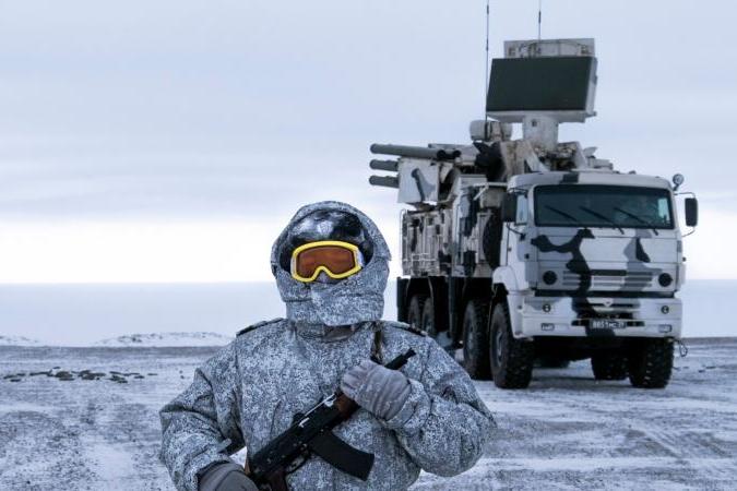 جندي روسي يقف أمام نظام الدفاع الجوي القصير المدى «بانتسير»