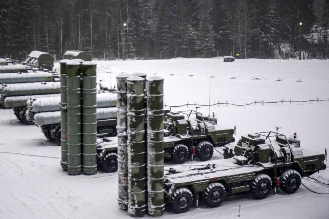 ﻿أنشأت روسيا مواقع في القطب الشمالي تمركزت فيه بطاريات أنظمة الدفاع الجوي للمدى البعيد «إس - 400»