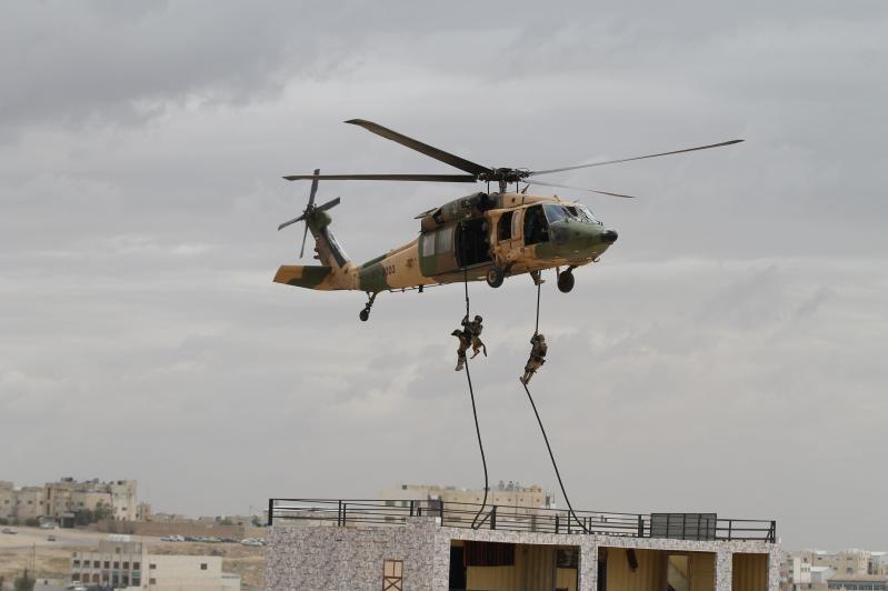 عملية إنزال قوات عمليات خاصة من طوافة UH-60 Black Hawk