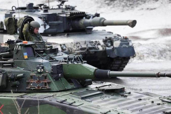 دبابات وعربات قتال سويدية وفلندية تشاركان في أحد تمارين "الناتو"