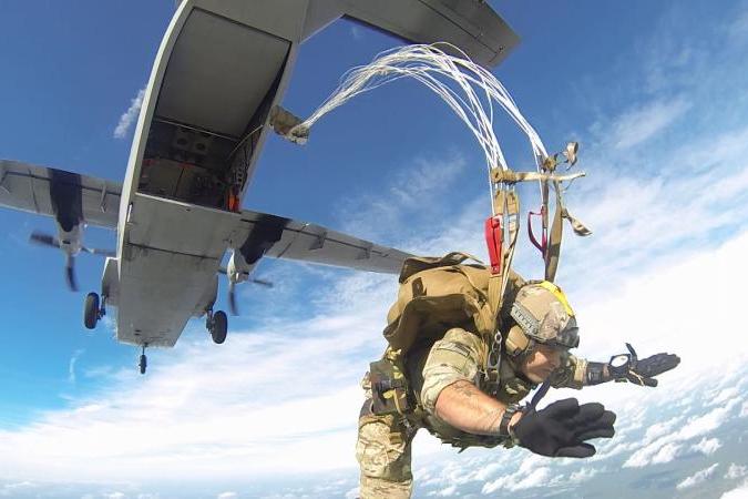 بدأت شركة Airborne Systems North America بتجهيز «قيادة العمليات الخاصة» في الجيش الأميركي بأحدث نظام «مظلة ذات هواء تضاغطي» Ram-Air parachute ألا وهو RA-1