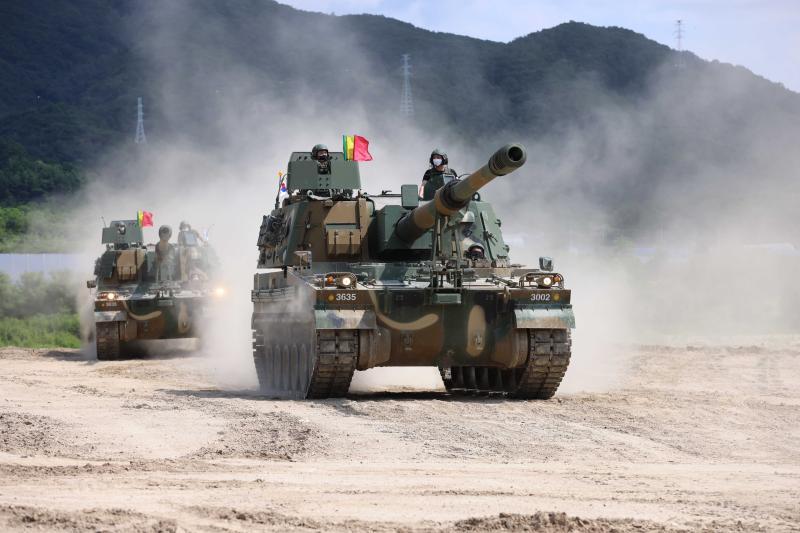 وقّعت كوريا الجنوبية صفقة بقيمة 1.6 مليار دولار لبيع مدافع الهاوتزر الذاتية الحركة K9 إلى القوات المسلحة المصرية واتّفق على تصنيعها محلياً في مصانع عسكرية