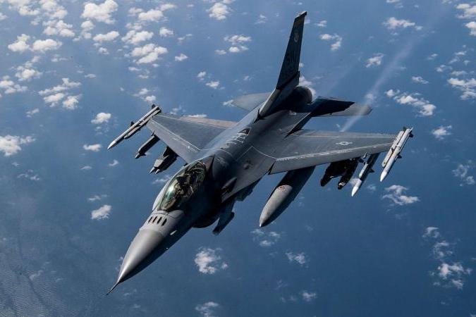 لعدة عوامل لوجستية، يبدو أن المقاتلة F-16 تحظى بالأولوية لدخول الخدمة في سلاح الجو الأوكراني