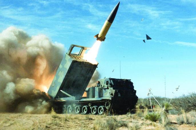 يحمل نظام "هيمارس" حاضن سعة ستة صواريخ أو قاذف واحد ل"نظام الصاروخ التكتيكي للجيش" MGM-140 ATACMS الذي يظهر فب الصورة