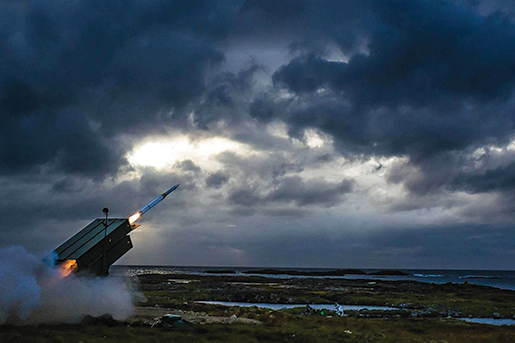 الصاروخ AMRAMM للمدى الممدد أثناء إطلاقه من قاذفة NASAMS. الصورة: Raytheon
