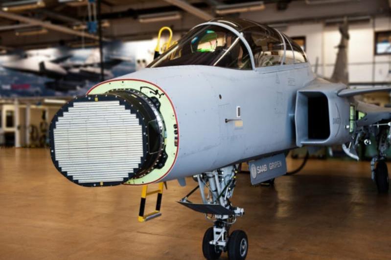 يتميّز رادار ES-05 Raven المخصص لمقاتلات Saab Gripen E/F بهوائي AESA يشتمل على «آلية إعادة تموضع الرادار الدوّارة» (roll-repositionable) مبتكرة