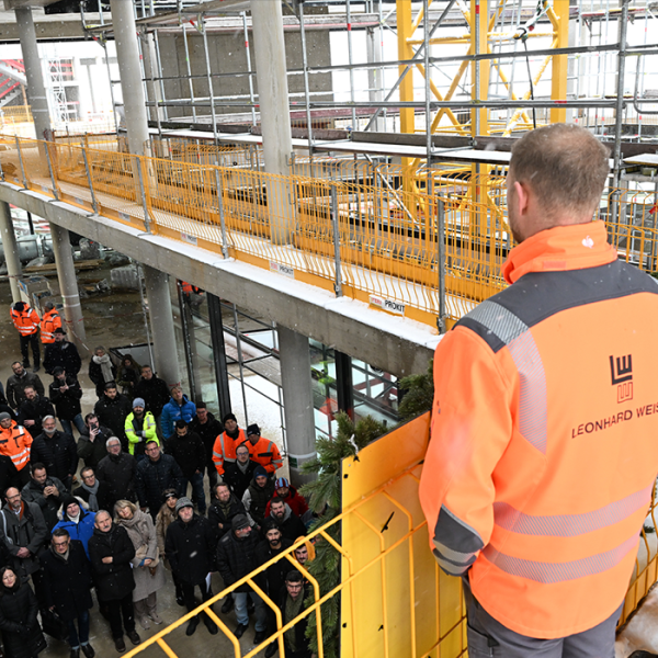 The topping-out ceremony in Oberkochen marked another milestone on the way to the completion of the new building for HENSOLDT Optronics. Photo: HENSOLDT AG/Manfred Stich
