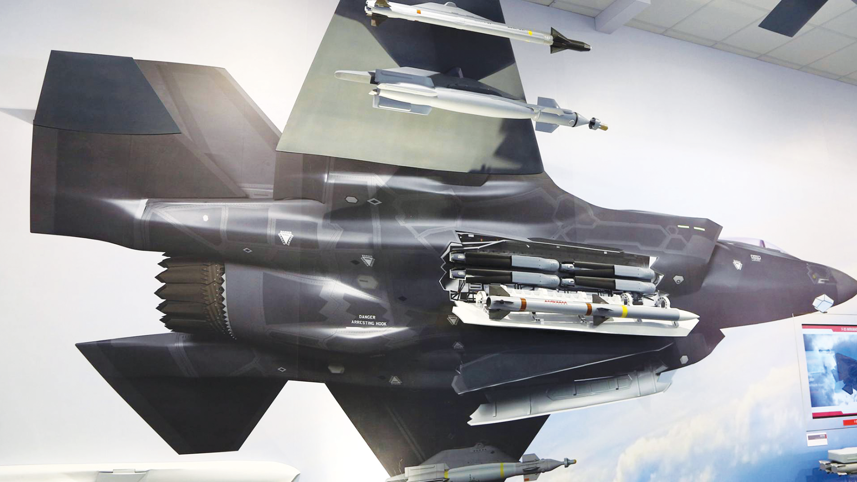  أعلنت البحرية الأميركية عن عزمها دمج الصاروخ GBU-49 من صنع Raytheon على الطائرة الضاربة المشتركة JSF. الصورة : Lockheed Martin