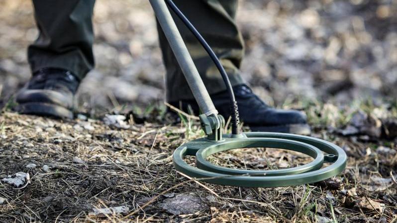 وحدة من جهاز رصد الألغام AN-19/2 Mine Detecting Set. الصورة:   Schiebel