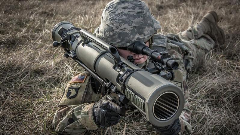  ستقوم ذخائر Carl Gustaf M4 الموجهة ليزرياً شبه النشطة بزيادة المدى الفعال للنظام حتى 2000 متر. الصورة: SAAB