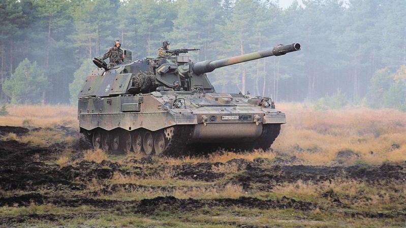 المدفع الذاتي الحركة PzH2000 الذي تم تطويره أساساً لصالح الجيش الألماني من قِبَل شركتي   KMW و Rheinmetall