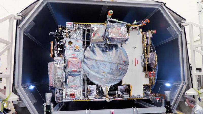 JUICE in its rolling cleanroom. Photo © Airbus2021