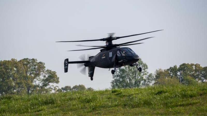 طوافة Sikorsky S-97 RAIDER تظهر مرونتها خلال عرض جوي في Redstone Arsenal.  الصورة : Lockheed Martin