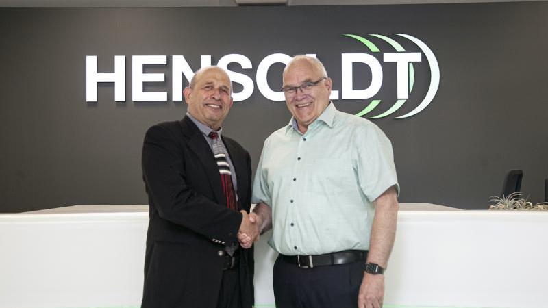 3D printing joint venture: Yoav Stern, CEO Nano Dimension (left) and Thomas Müller, CEO HENSOLDT. Photo: HENSOLDT AG