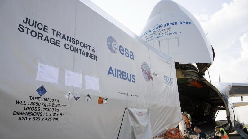  The Airbus-built JUICE spacecraft, (JUpiter ICy moons Explorer mission) has arrived in Toulouse in an Antonov 124 cargo aircraft for its last stop on Earth. / ©Airbus