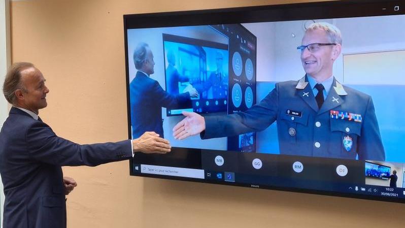A handshake between Nicolas de Gottal, VP Sales FN Herstal, and Chief of FMA Landkapasiteter, Brigadier Øyvind Kvalvik, concluded the virtual award ceremony