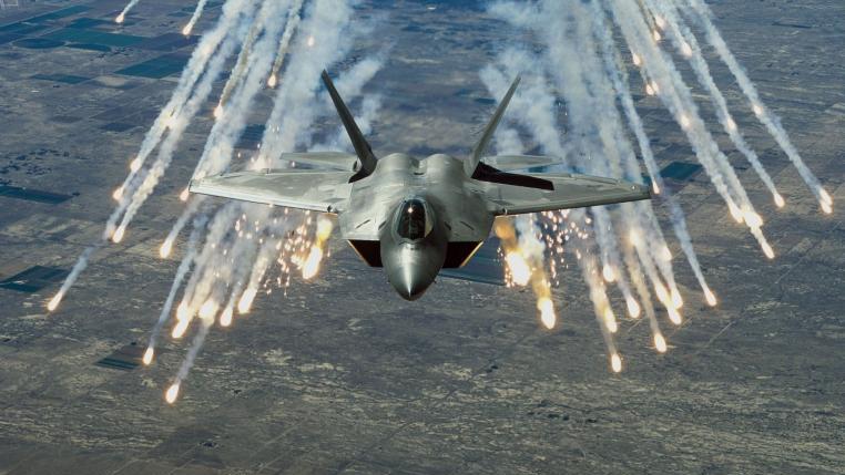 مقاتلتا Raptor F-22 (إلى اليمين) و F-35 Lightning II اللتان دخلتا الخدمة بالتتابع في سلاح الجو الأميركي عامي 2005 و 2015 وكلاهما من صنع شركة  Lockheed Martin