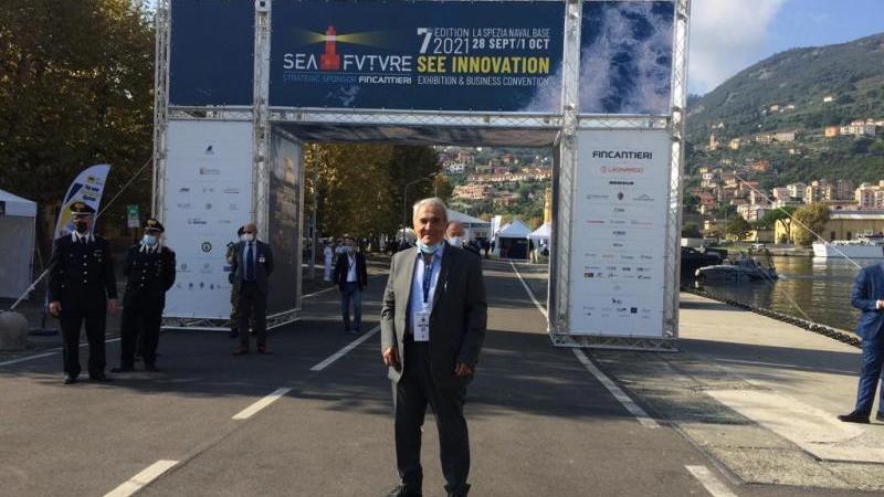 Editor-in-chief of Defence21 in front of the SeaFuture exhibition entrance