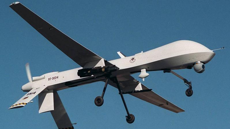 طورت GA-ASI  عربة RQ-1 Predator إلى طراز هجومي تحت مسمىMQ-1 Predator   الذي تم تسليحه بشكل أساسي بصاروخ AGM-114 Hellfire  صنع Lockheed Martin