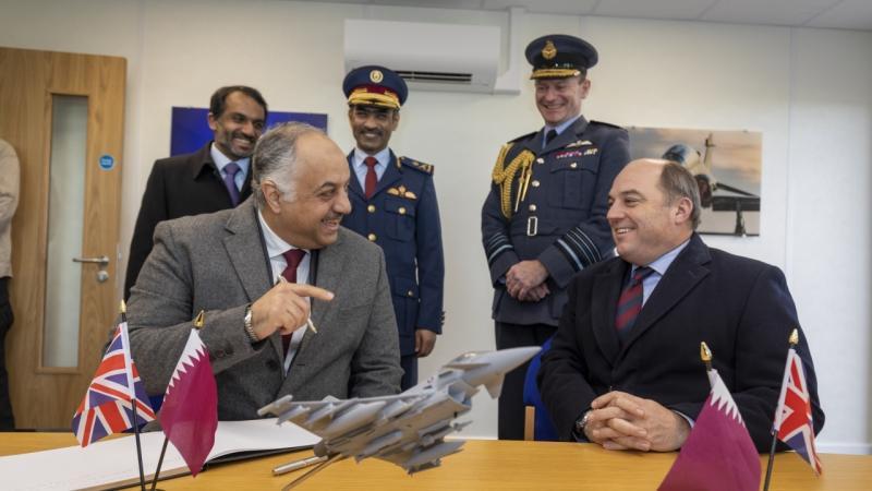 وزير الدفاع البريطاني بن والاس(إلى اليمين) ووزير الدولة القطري لشؤون الدفاع الدكتور خالد بن محمد العطية يعلنان عن "سرب مشترك من طائرات هوك للتدريب"  Joint Hawk Training Squadrom