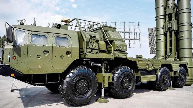 عرضت Almaz-Antey Air and Space Defense Corporation  مجموعة واسعة من أنظمة الدفاع الجوي التي تروّج لها Rosoboronexport بنجاح في منطقة الشرق الأوسط، وشملت نظام الدفاع الجوي الصاروخي S-400 Triumph